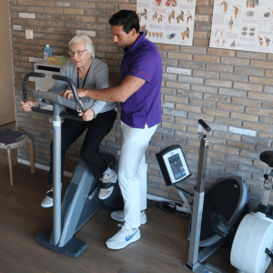 Fysiotherapeut helpt revalidant bij De MARQ